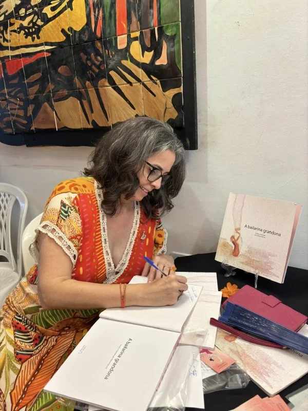 Helena DeLuca autografando o livro A Bailarina Grandona na Flip 2024